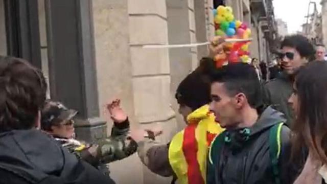 Un radical ha pegado puñetazo a un hombre que llevaba una bandera española en una manifestación de los CDR / E-NOTICIES