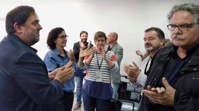 Oriol Junqueras (i), vicepresidente económico de la Generalitat, es aplaudido en el consejo nacional de ERC por Marta Rovira (2i), Anna Simó (c), Alfred Bosch (2d) y Joan Tardà (d) / EFE