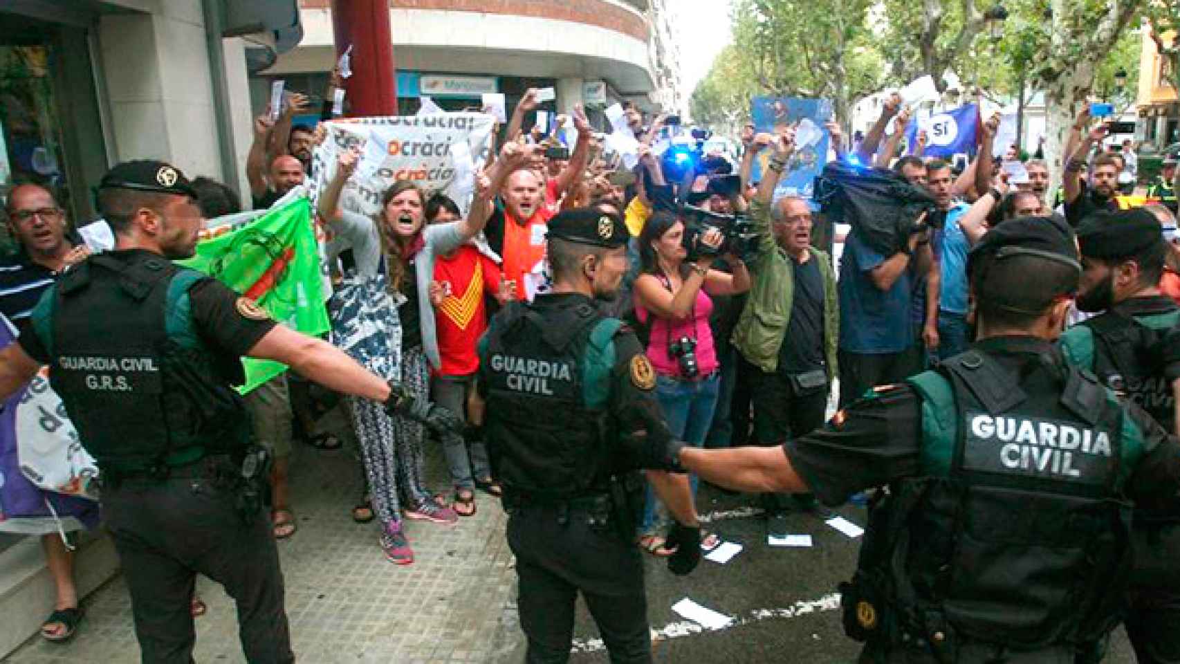 Manifestantes frente a la Guardia Civil en el registro a semanario 'El Vallenc' / EFE