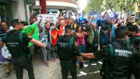 Manifestantes frente a la Guardia Civil en el registro a semanario 'El Vallenc' / EFE