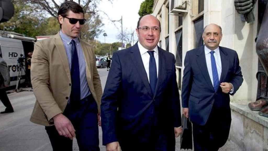 El presidente del Gobierno de Murcia, Pedro Antonio Sánchez (c), acompañado por su abogado, Francisco Martínez-Escribano (d), a su llegada al Tribunal Superior de Justicia de Murcia / EFE