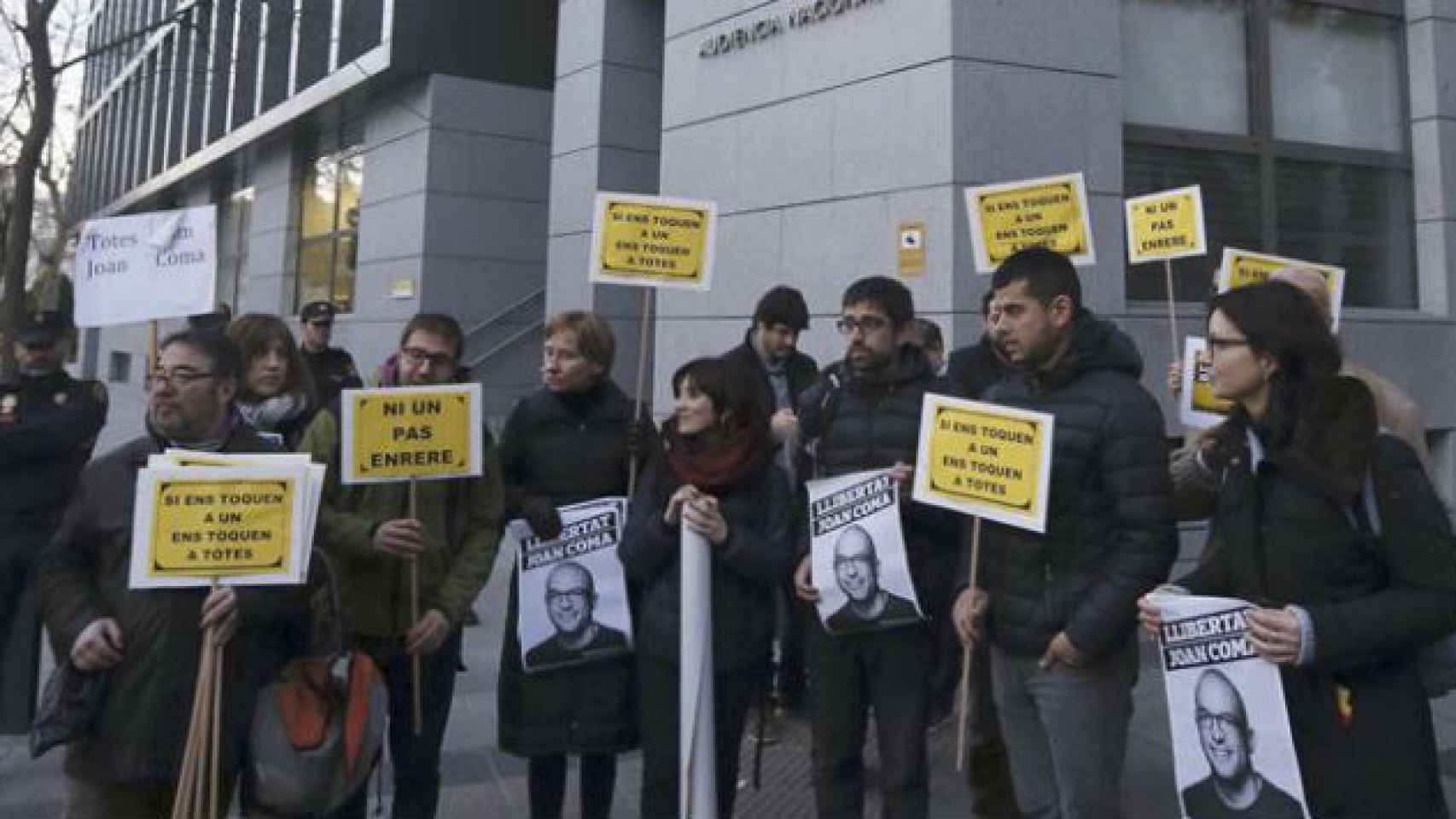 Manifestantes de la CUP apoyan al concejal Joan Coma a la entrada de la Audiencia Nacional