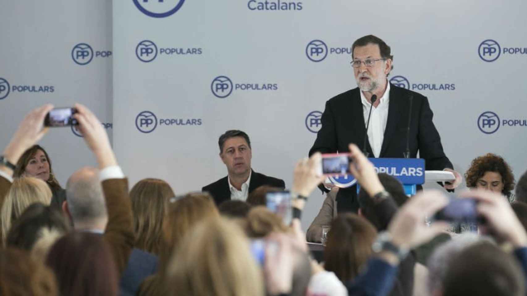 Mariano Rajoy, presidente en funciones y líder del PP, en la junta directiva del PP catalán, junto a Alicia Sánchez-Camacho y Xavier García Albiol.