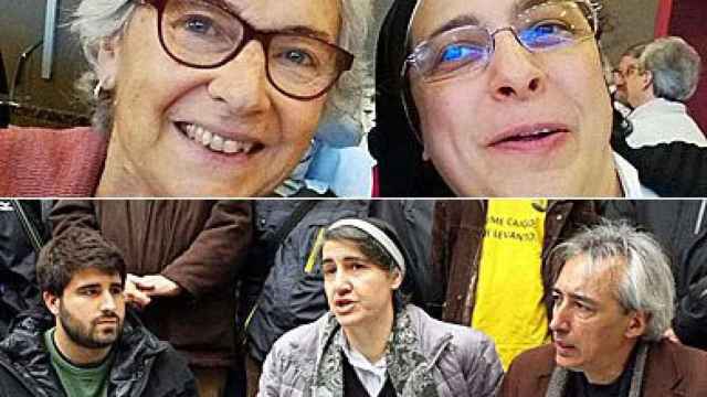 Sor Lucía Caram junto a la presidenta de Òmnium Cultural, Muriel Casals (arriba); la monja Teresa Forcades junto a Marc Bertomeu (Podemos) y David Companyon (ICV-EUiA)