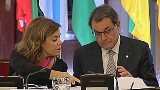 Sáenz de Santamaría y Mas discuten durante la conferencia de presidentes autonómicos de octubre de 2012