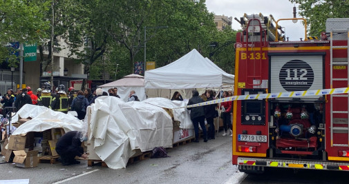 Los ciudadanos ayudaron a los libreros a cubrir los libros tras el desplome de varias carpas en Sant Jordi a causa de las tormentas / SARA CID - CG