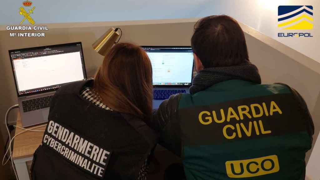 Agentes de la Guardia Civil y de la Gendarmería francesa durante el operativo que ha permitido desarticular a la cúpula de Bitzlato / GC