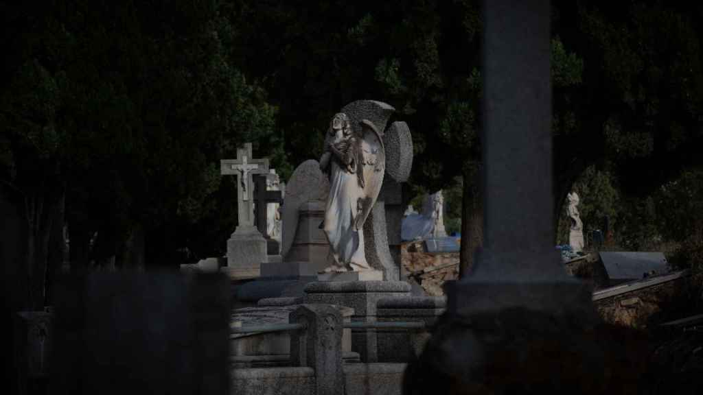 Una de las tumbas del cementerio de Montjuïc, en Barcelona / DAVID ZORRAKINO - EUROPA PRESS