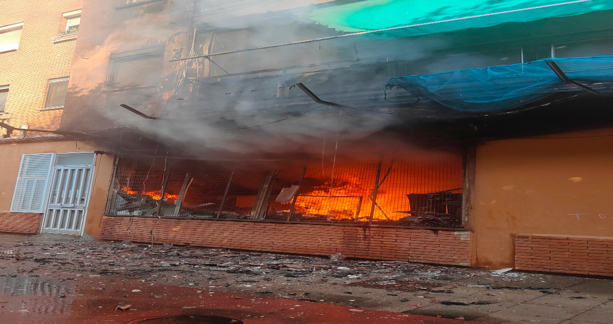 La okupa del local incendiado en Sant Adrià tiene Síndrome de Diógenes / BOMBERS