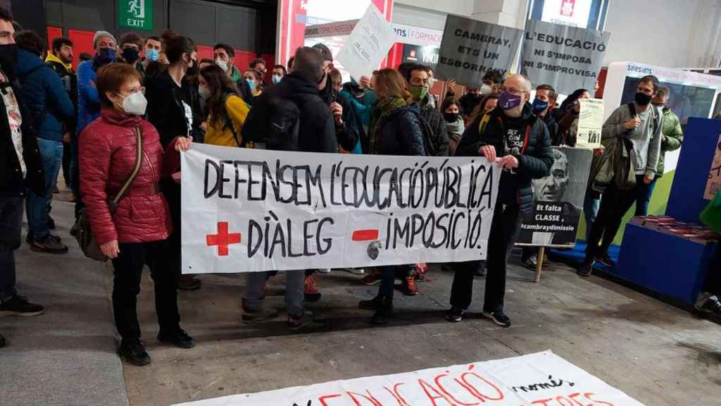 La protesta de los maestros dentro del Salón de la Enseñanza de Barcelona / NC