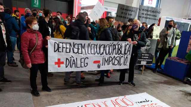 La protesta de los maestros dentro del Salón de la Enseñanza de Barcelona / NC