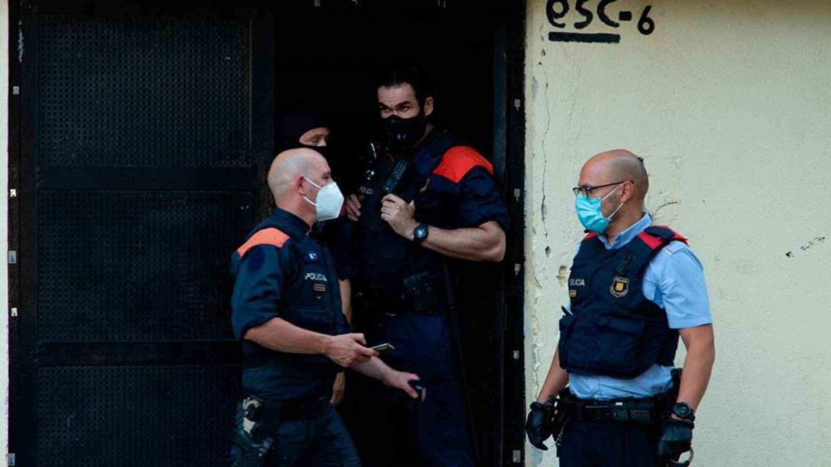 Agentes de los Mossos en el barrio de La Mina de Sant Adrià en una imagen de archivo / EFE