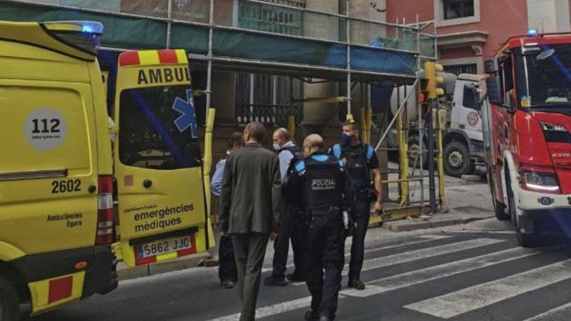 Dispositivo desplegado para atender al hombre que ha sido atropellado por una hormigonera en Lleida / GUL