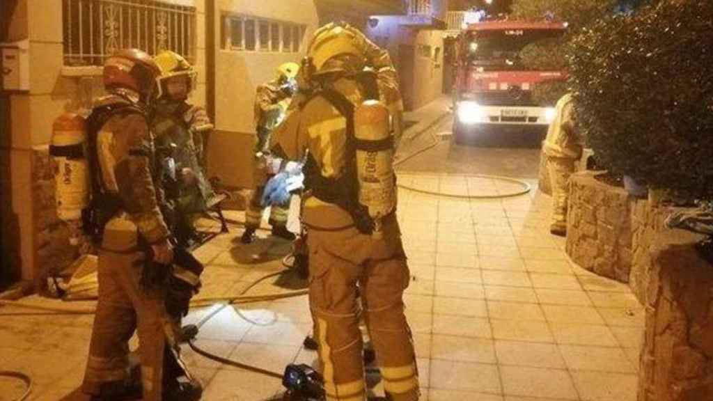 Bomberos intervienen en un incendio, en una imagen de archivo / BOMBERS