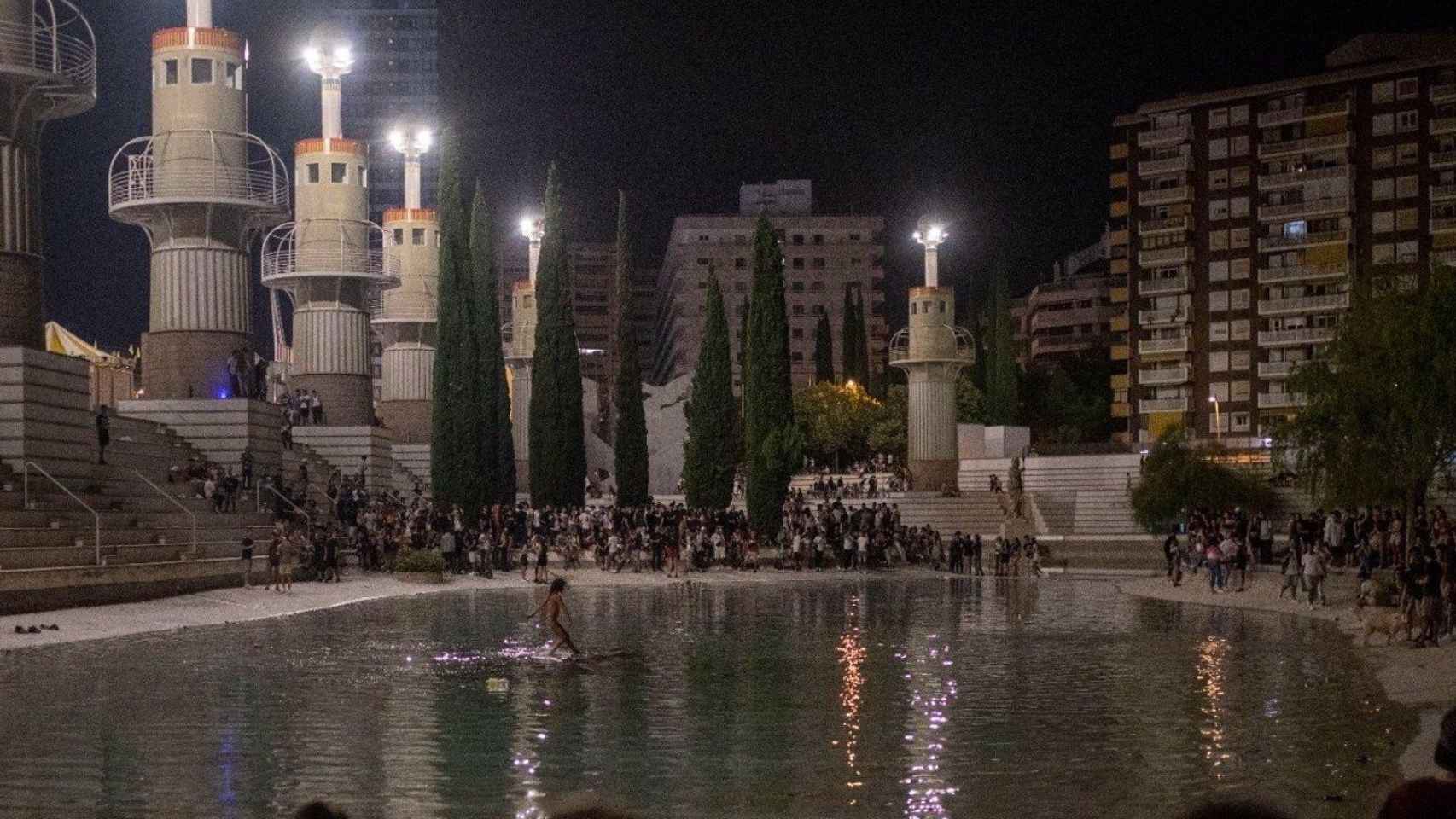 Aglomeraciones en el parque de la Espanya Industrial en la primera noche de las fiestas del barrio de Sants de Barcelona / LORENA SOPENA - EUROPA PRESS