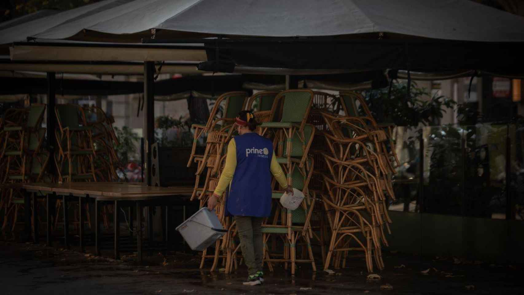 Una terraza de un bar cerrada a causa de las restricciones del Govern / EP