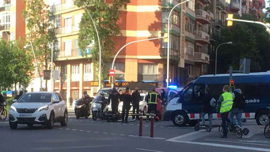 Accidente entre un patinete y una moto en la Meridiana / BETEVÉ