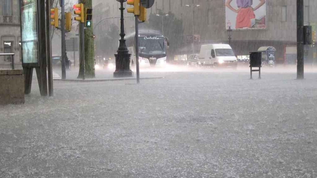 Lluvia en la plaza Catalunya de Barcelona / EUROPA PRESS