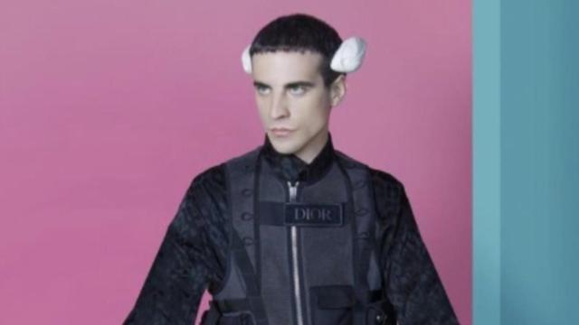 El artista transespecie Manel de Aguas con sus aletas / @maneldeaguas