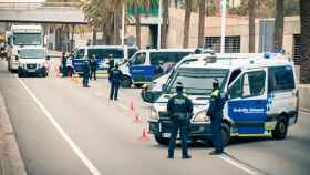 Imagen de un control de seguridad de policías locales de la Guardia Urbana en la Ronda Litoral / GUB