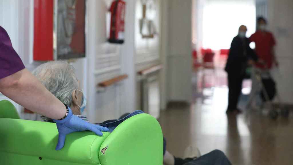 Una anciana sentada en un sillón de una residencia de mayores / EP