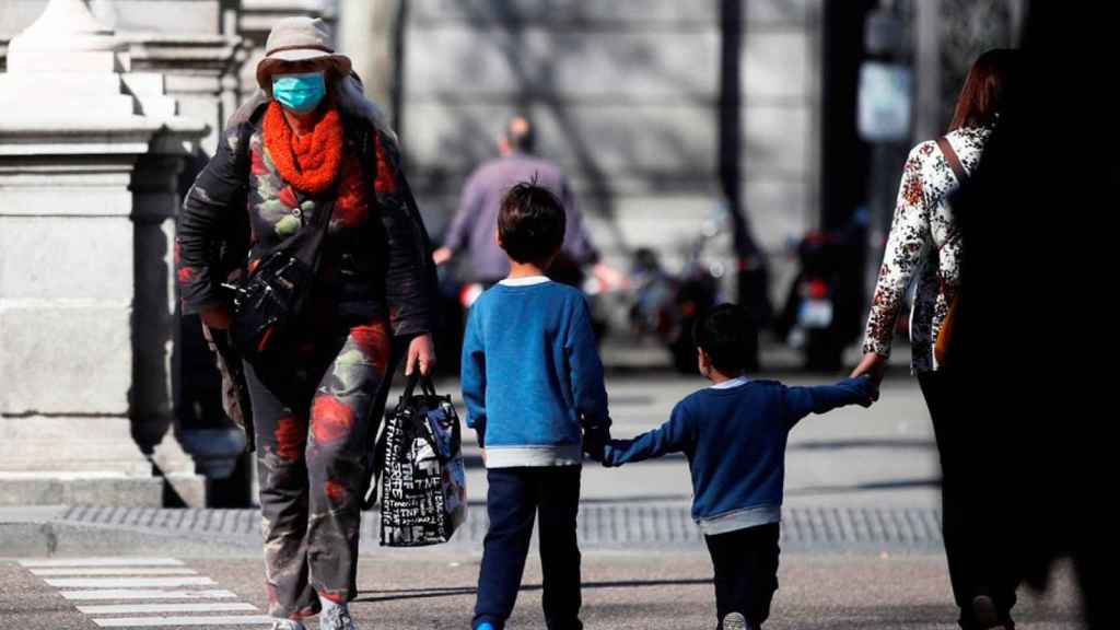 Imagen de una persona con un tapabocas facial paseando por el centro de Madrid / EFE