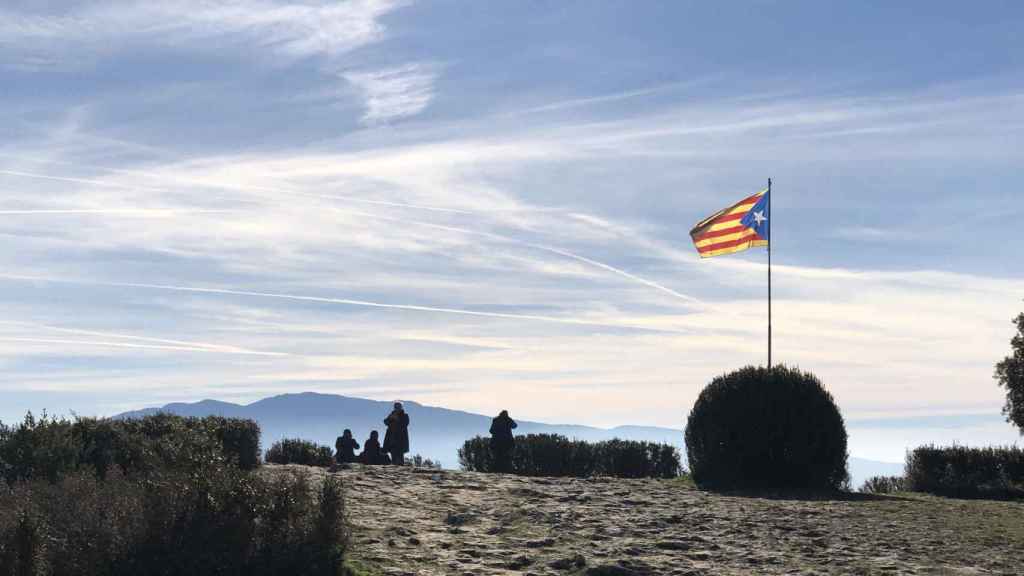 La Cataluña catalana: una bandera estelada preside la zona más alta de Tavertet, un pueblo precioso asomado a los riscos de Collsacabra / CG