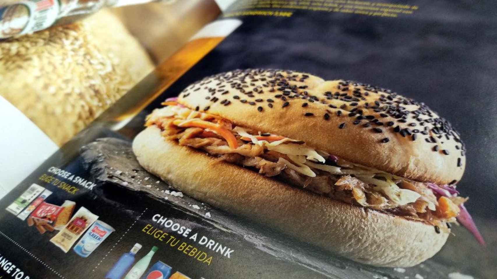 Una imagen del bocadillo 'pulled pork', menú estrella de Vueling esta temporada / CG