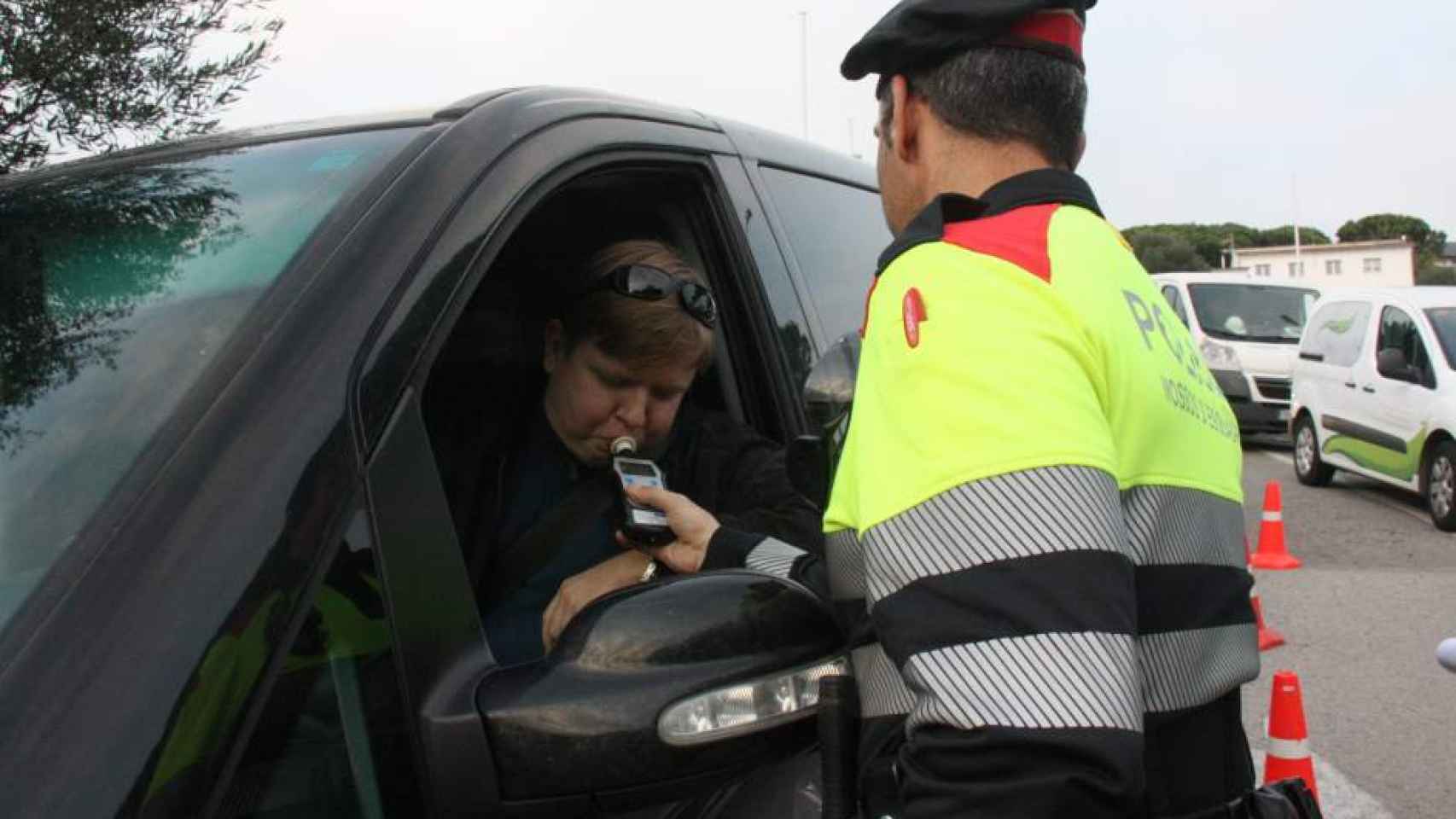 Un agente de los Mossos d'Esquadra realiza un control de alcoholemia, en una imagen de archivo / EFE