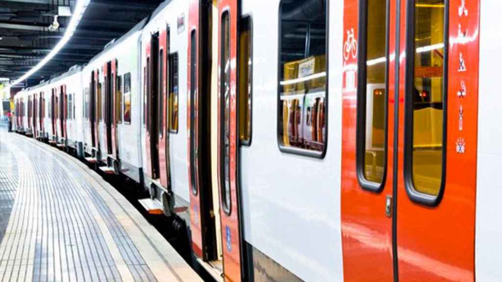 Un tren de la red de Ferrocarrils de la Generalitat en una estación de Cataluña / CG