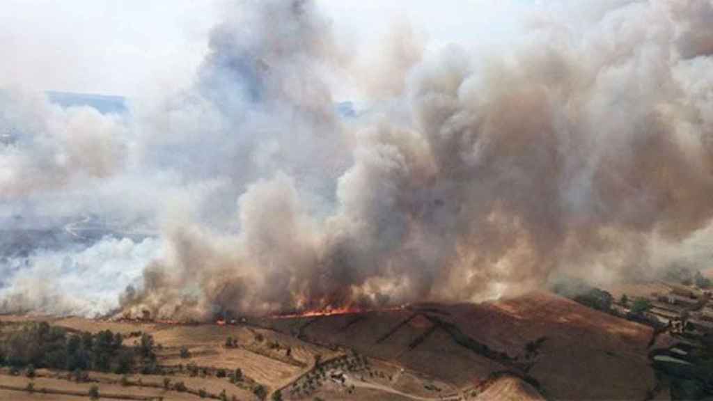 Evacuada una urbanización en Barcelona por un gran incendio agrícola