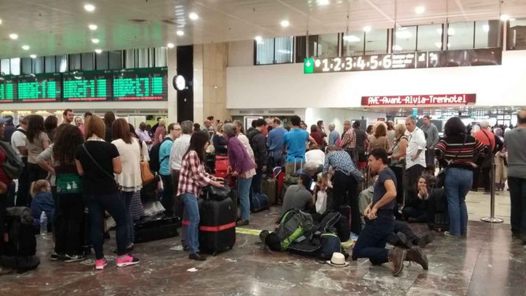 Imagen de archivo de pasajeros en la estación de Sants de Barcelona / CG