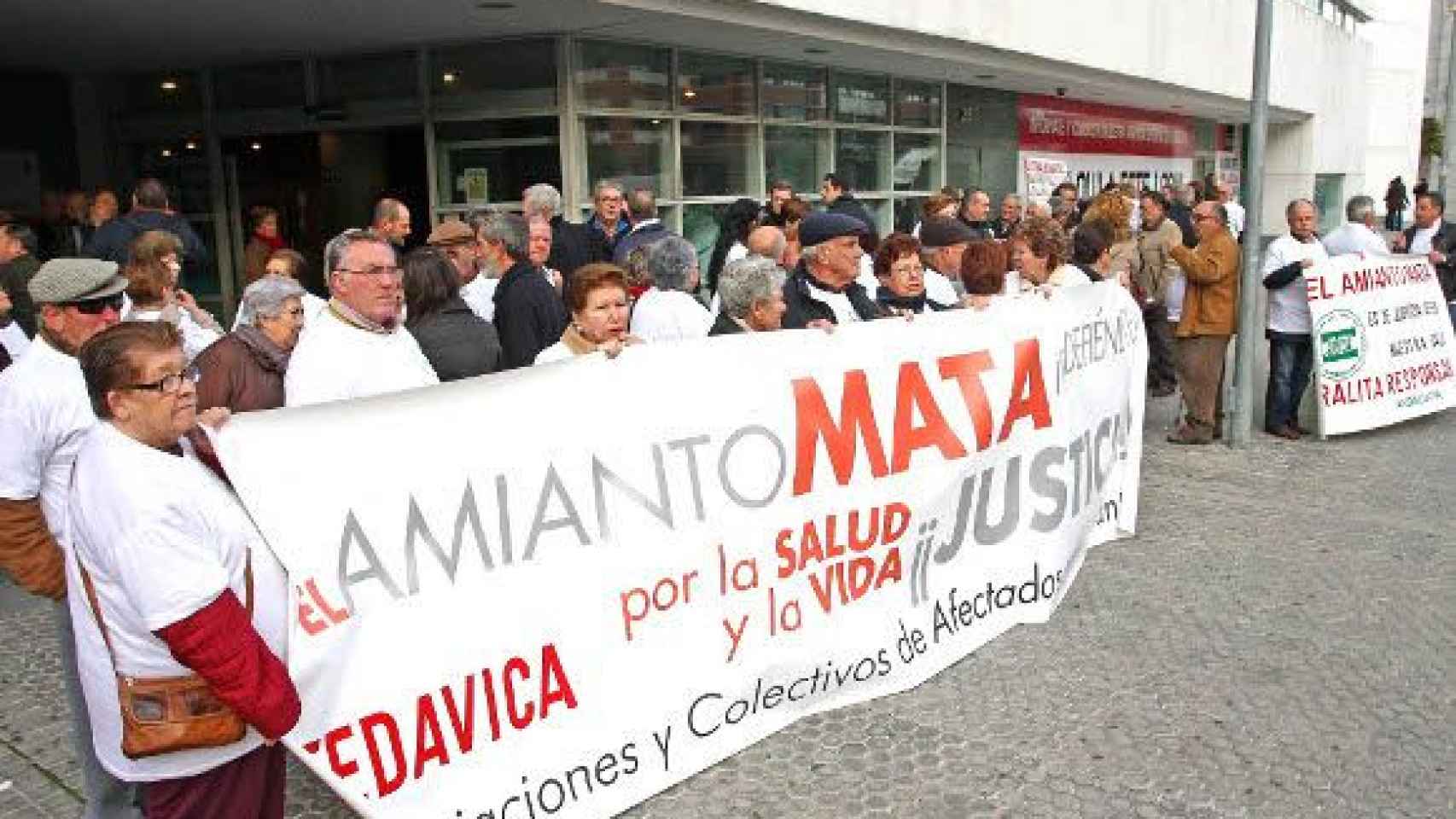 Imagen de una protesta en Dos Hermanas por la contaminación de amianto de los trabajadores de Uralita