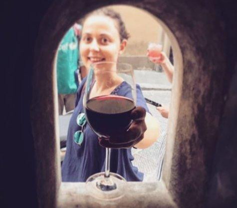 Una joven toma una copa de vino a través de una 'buchetta del vino' / BUCHETTEDELVINO.ORG