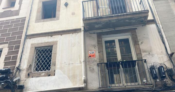 Uno de los pisos de Comtal,12, en el centro de Barcelona, donde residen okupas / CG