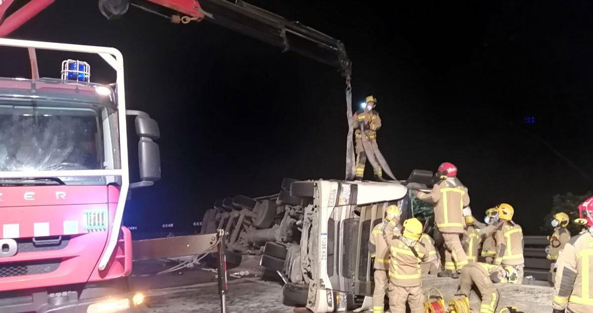 El camión volcado en la C-17 a la altura de Tagamanent / BOMBERS