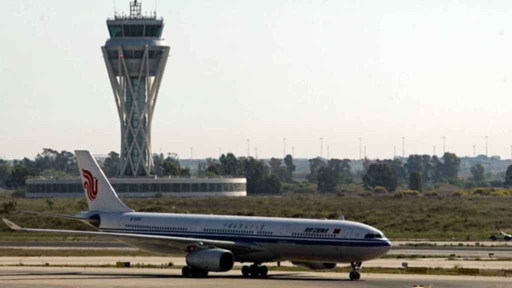 Un avión de Air China en el aeropuerto de El Prat / EFE