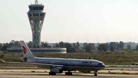 Un avión de Air China en el aeropuerto de El Prat / EFE