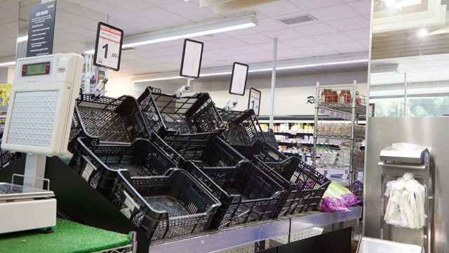 Cajas de fruta y verduras vacías en un supermercado por el desabastecimiento de algunos productos en la cadena de suministro / JOAQUÍN CORCHERO - EP