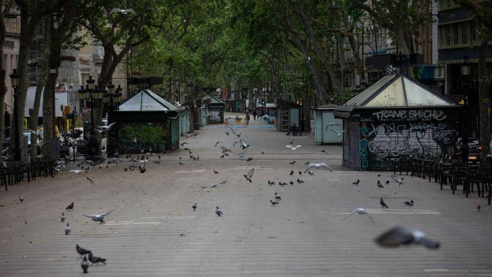 La Rambla de Barcelona, vacía durante el confinamiento de la primera ola del Covid / David Zorrakino (EP)