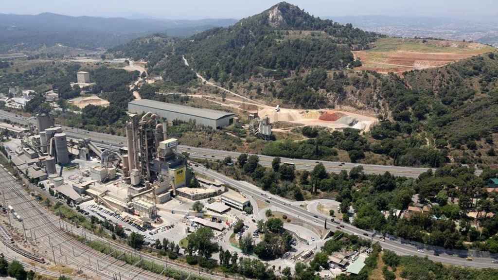 La fábrica cementera de Lafarge en Montcada / EP