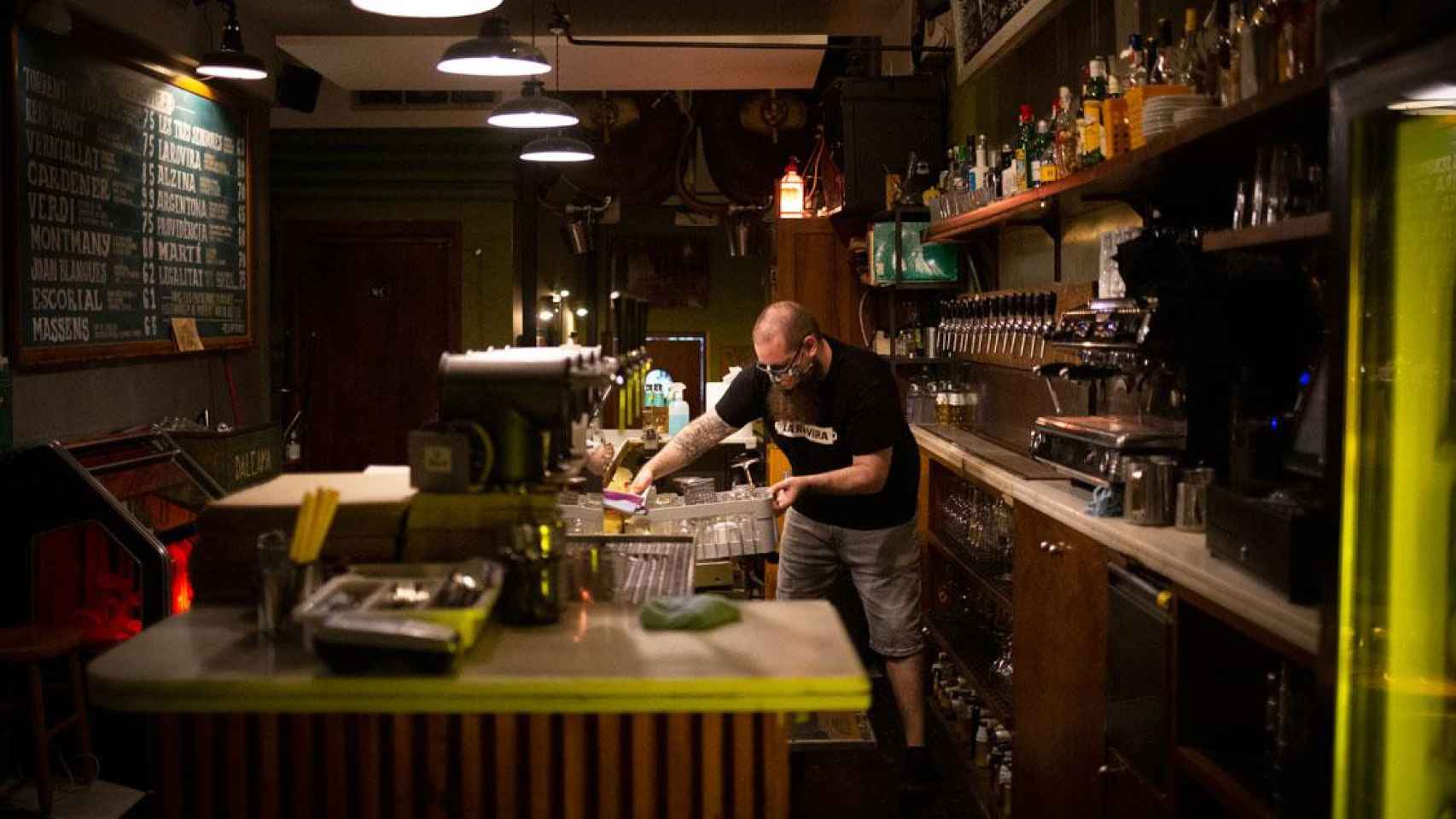 Imagen de un camarero en un establecimiento de restauración / EP