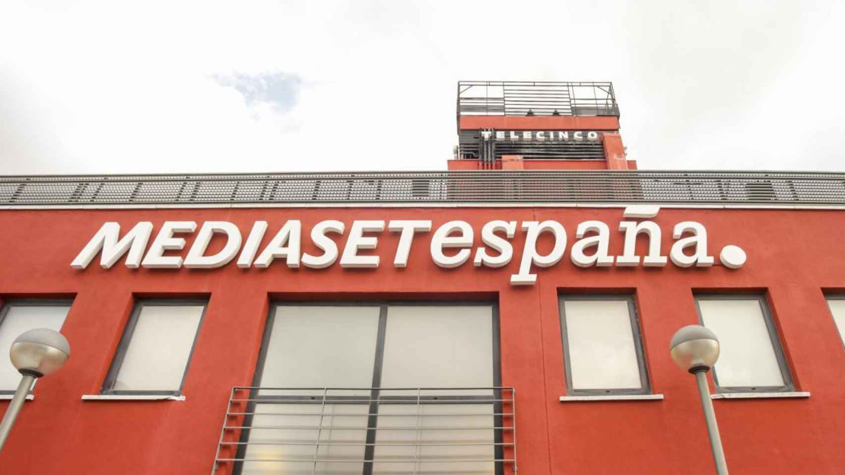 Un cartel de Mediaset España en la sede de Telecinco en Madrid / EUROPA PRESS