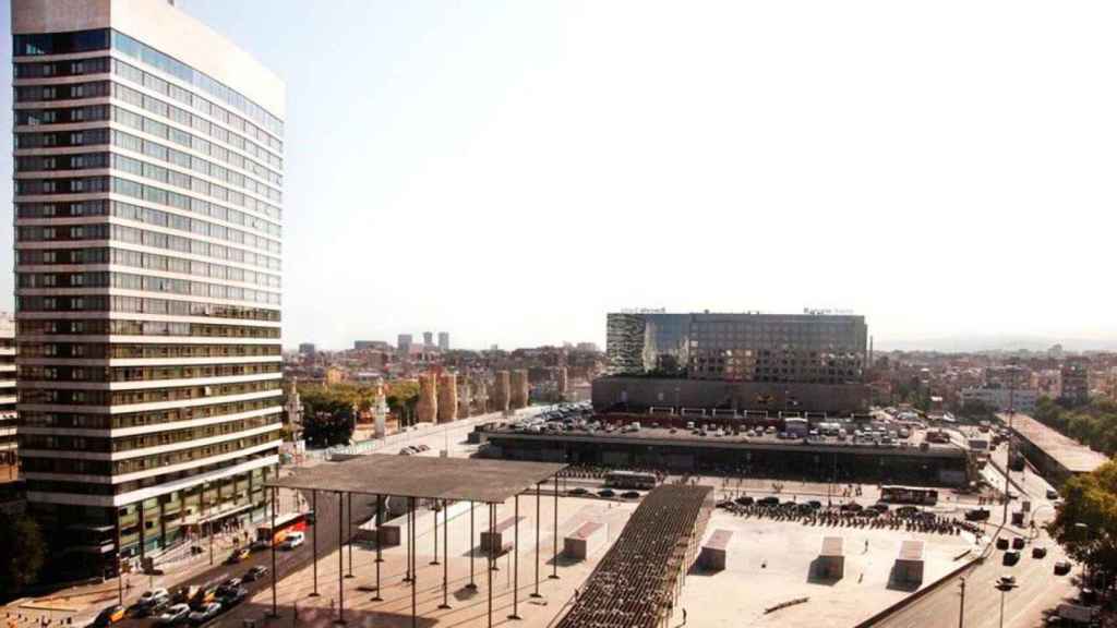 Vista aérea del Hotel Nobu Barcelona, con la Estación de Barcelona-Sants al fondo / CG