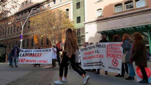 La protesta de Marea Blanca, CGT y Tancada Clínic ante el hospital en Barcelona hoy lunes / CG