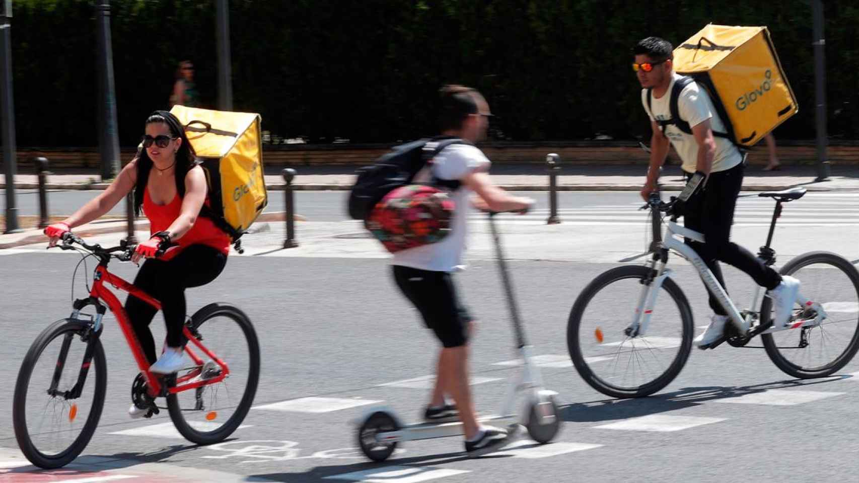 Imagen de dos repartidores de Glovo en bicicleta / EFE