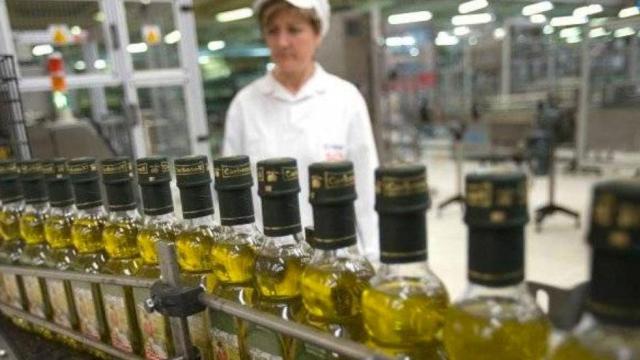 Planta de embotellamiento de la marca Carbonell, de Deoleo / DEOLEO