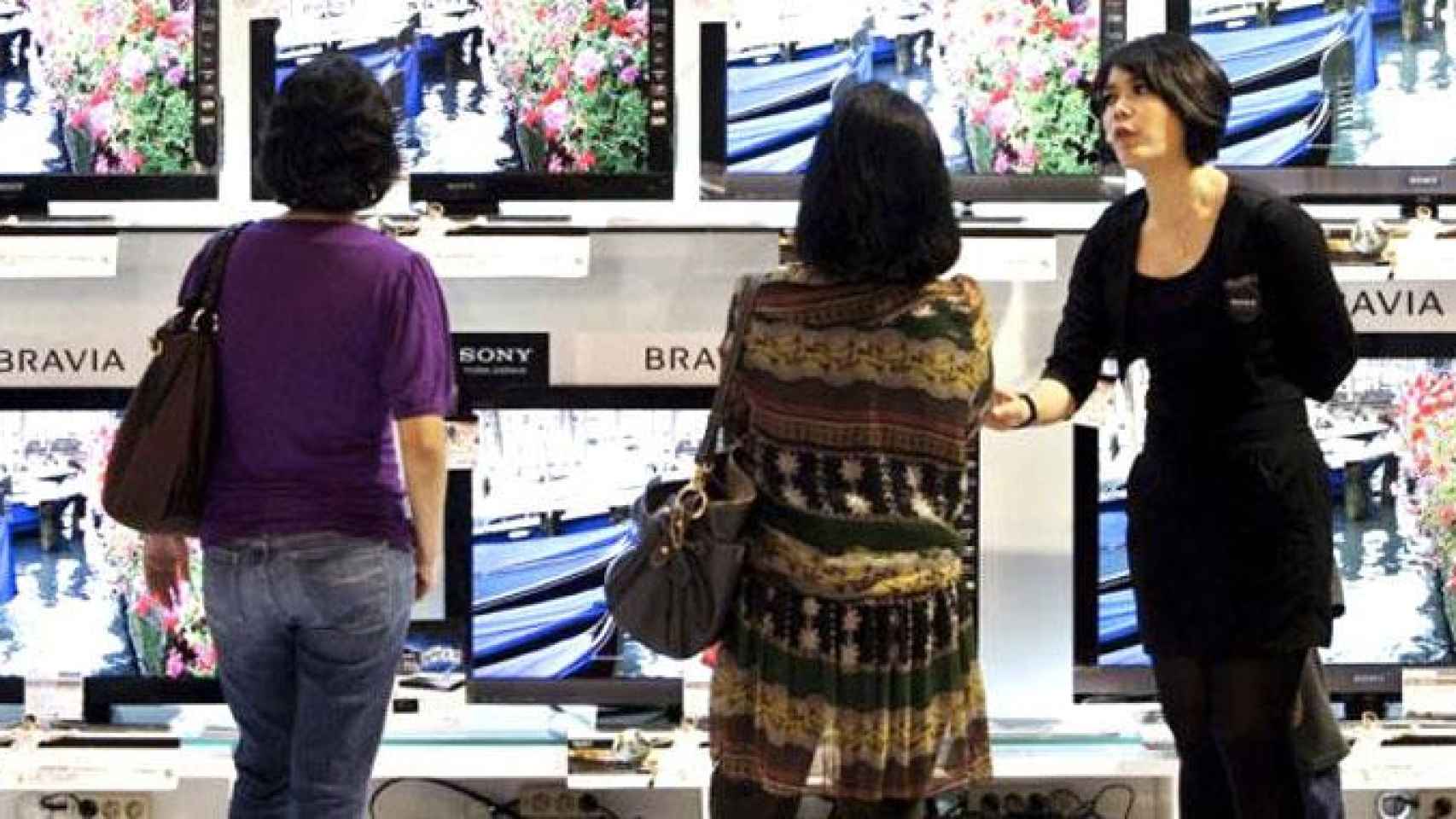 Dos compradoras en una tienda de televisores en la previa del Mundial de Fútbol / EFE