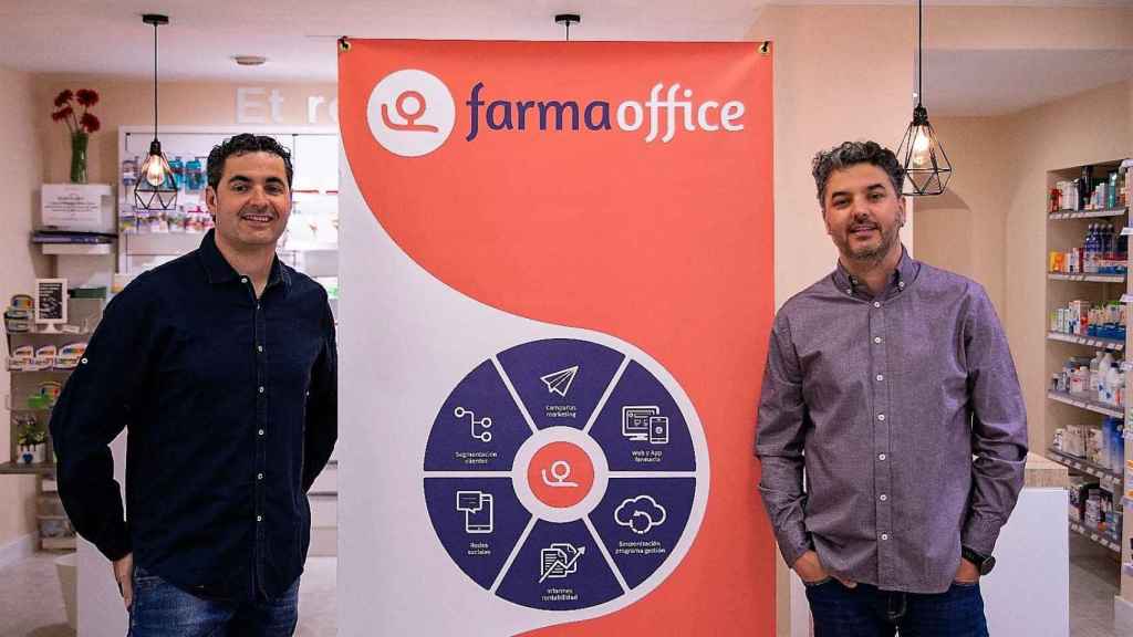 Los fundadores de Farmaoffice, Marc Cases e Isaac Fàbrega, creadores de un 'software' para mejorar la comunicación entre farmacias y clientes / CG