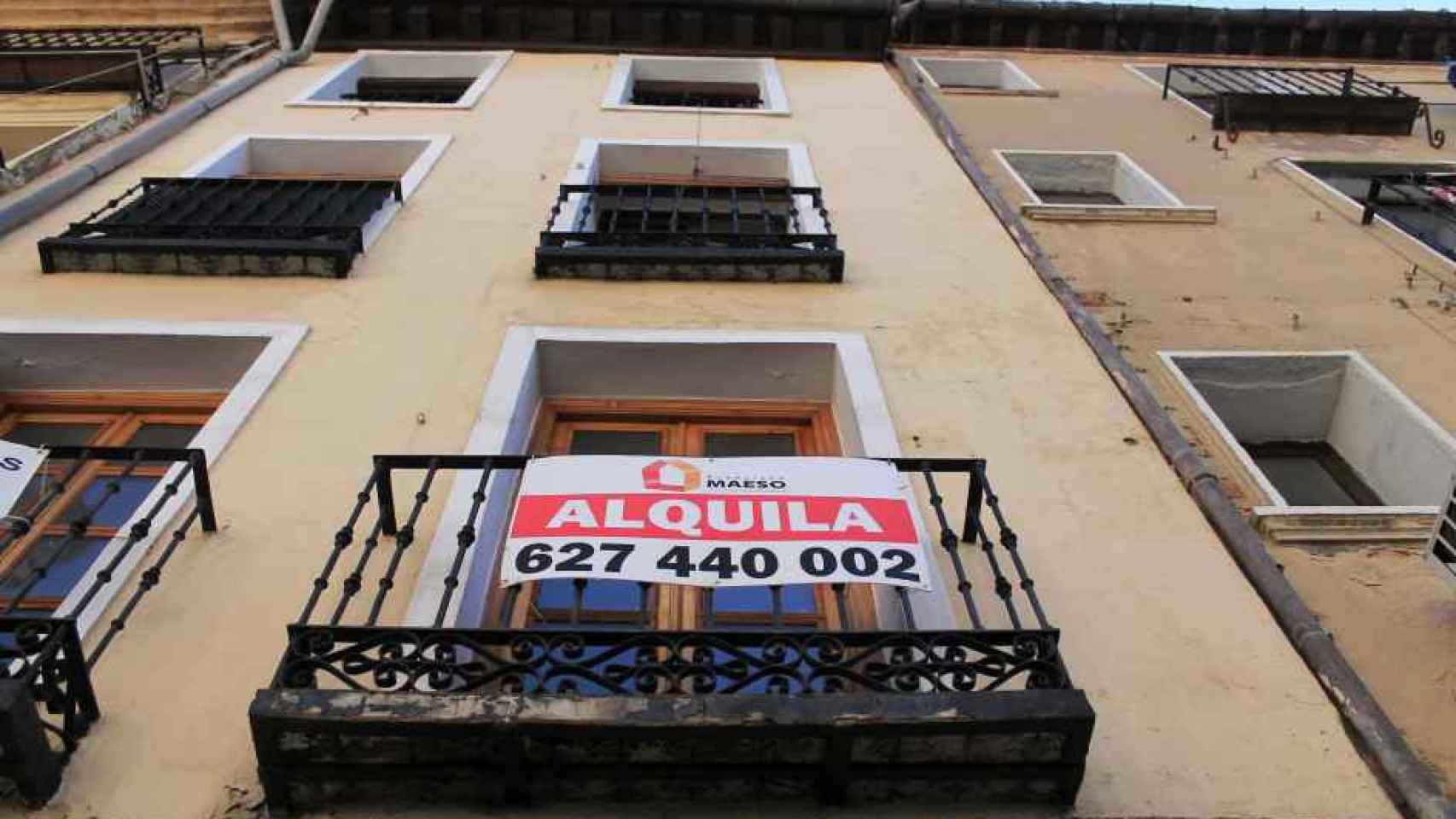 Un cartel de alquiler en un edificio de viviendas / EP